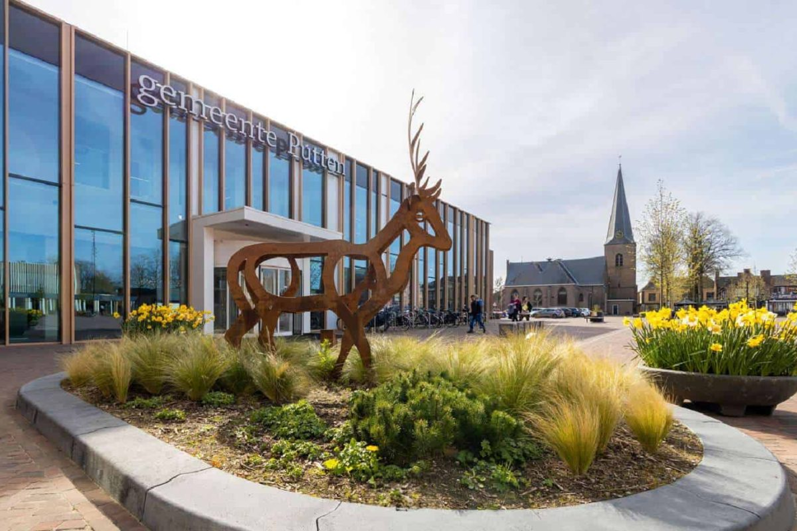 Verbouwing van de raadszaal, trouwzaal en representatieve hal van het gemeentehuis. 